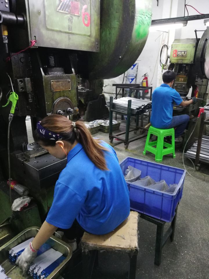 沖壓折彎合頁(yè).jpg 沖壓折彎合頁(yè).jpg