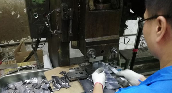 提倡天道酬勤,勤能補(bǔ)拙觀念，提高東莞合頁(yè),東莞鉸鏈,東莞不銹鋼合頁(yè)的生產(chǎn)能力