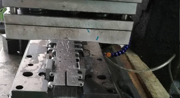 精業(yè)求精、用心生產(chǎn)高品質(zhì)高效率的東莞合頁,東莞鉸鏈,東莞不銹鋼合頁?